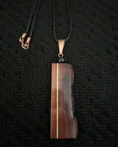 Collar de madera de roble con aplicación de cobre