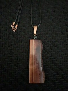 Collar de madera de roble con aplicación de cobre